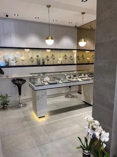 Sarkıt aydınlatmalar ve mermer teşhir tezgahı