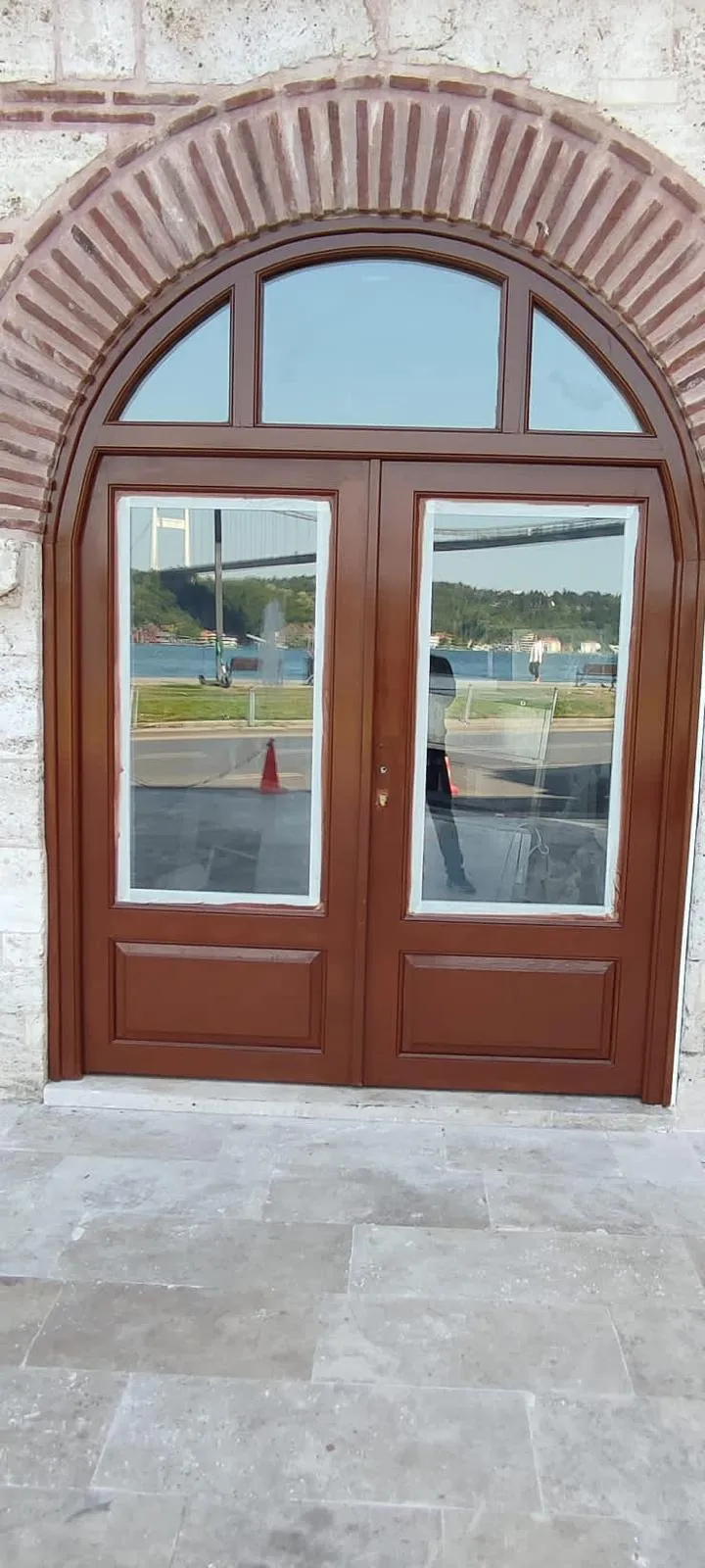Kemerli ana giriş kapısı detayı