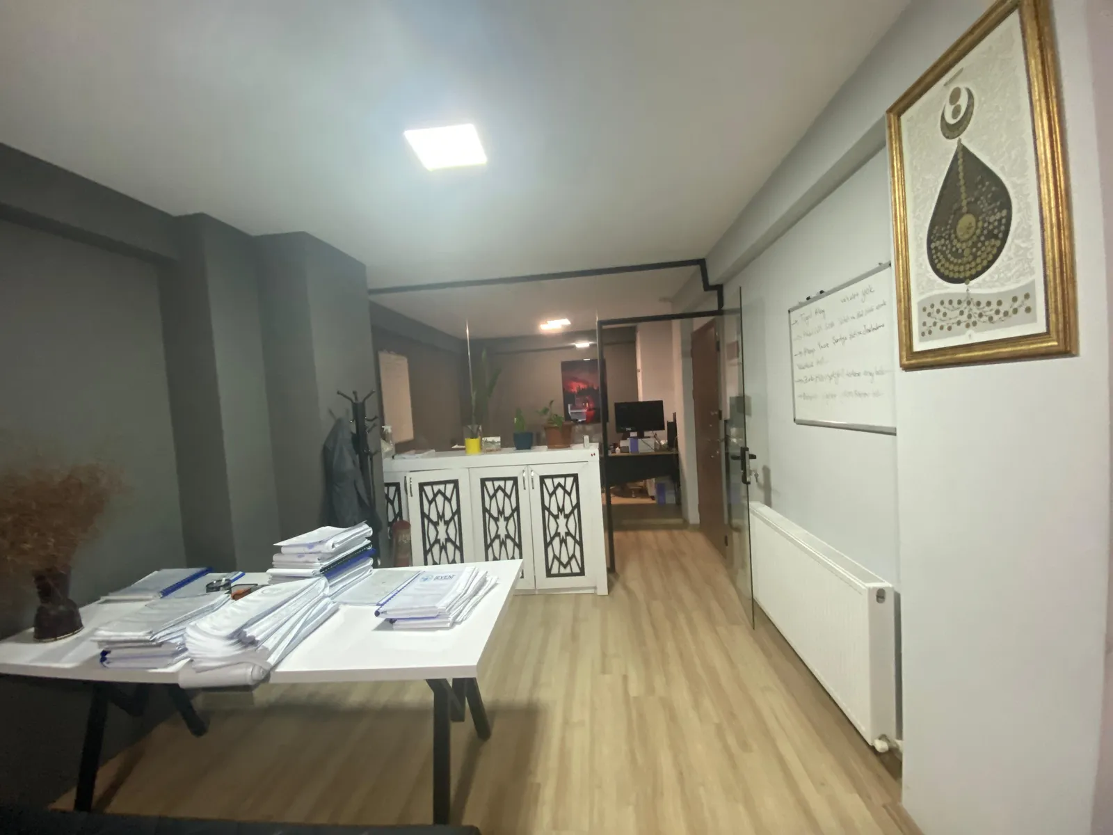 Koridor ve çerçeveli görseller