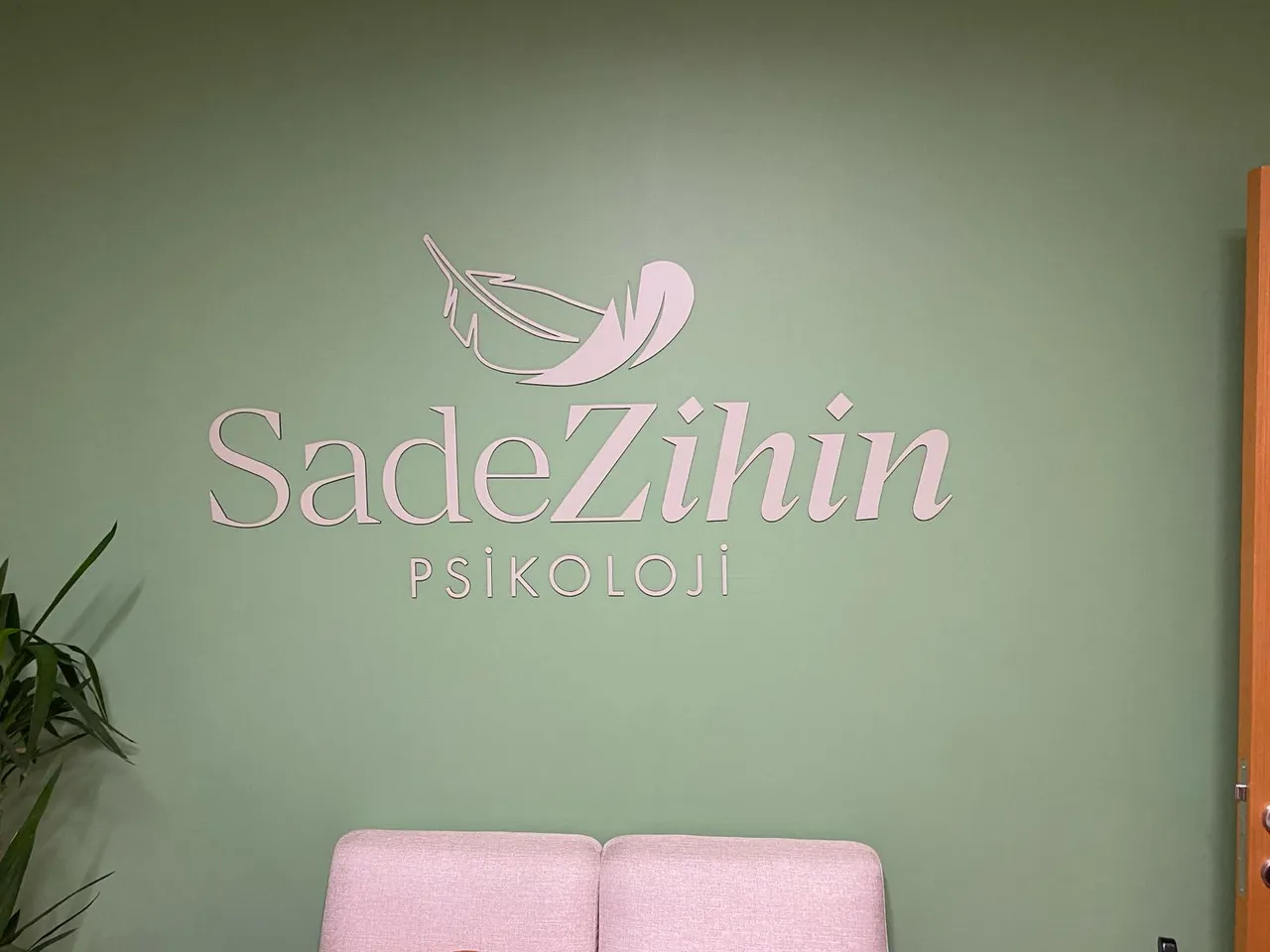 SadeZihin Psikoloji logosu, yeşil duvar