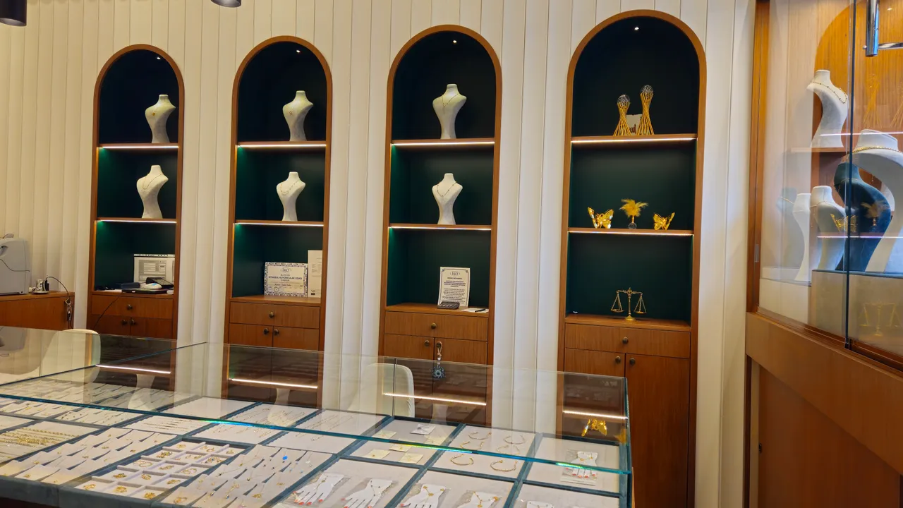 Kemerli teşhir nişleri ve tezgah üstü vitrin