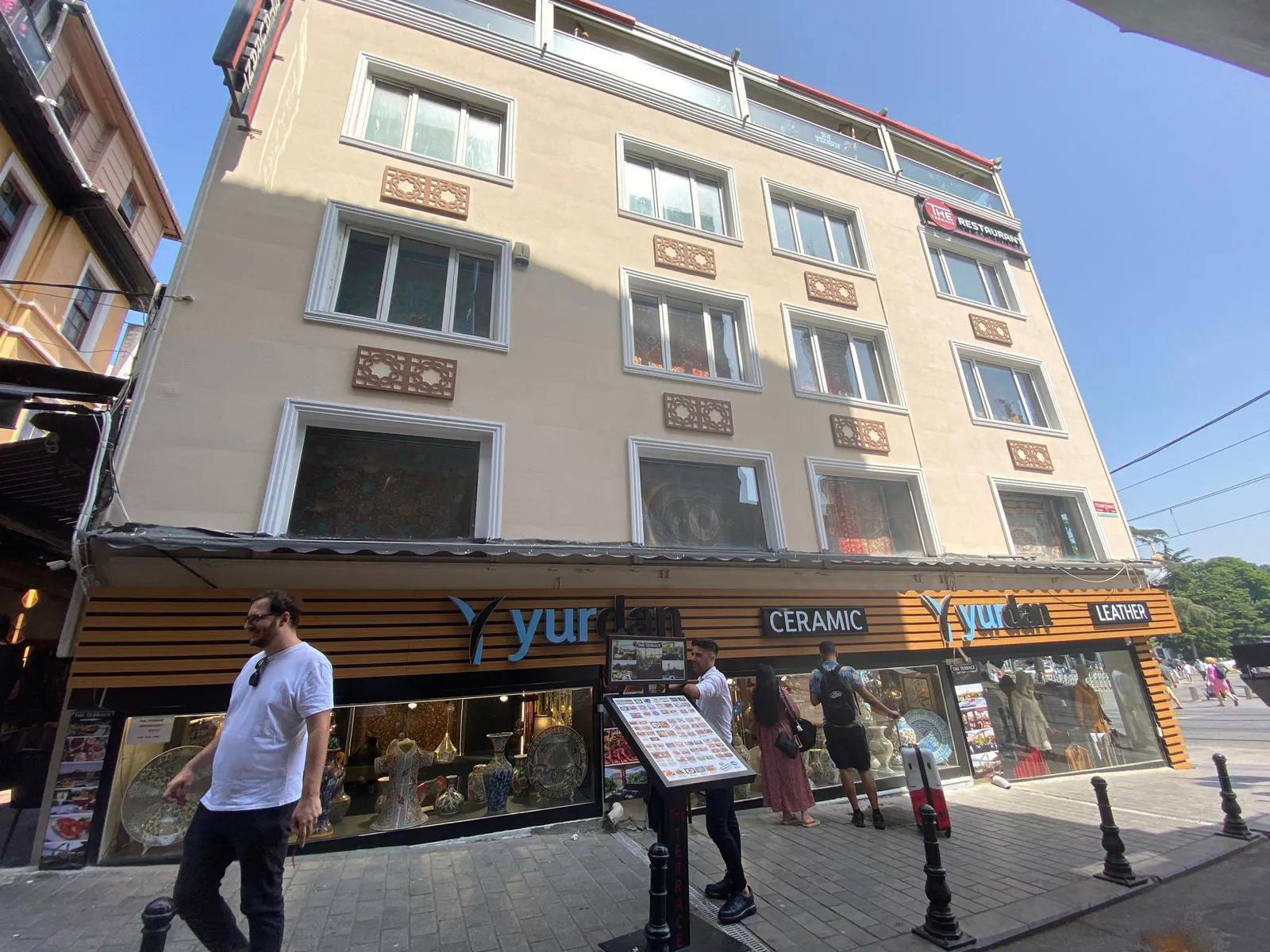 Duvarda çerçeveli halı teşhiri