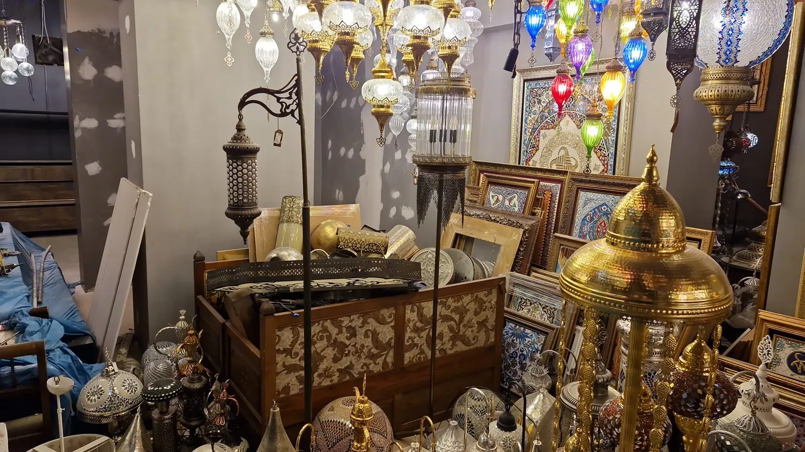 Hediyelik ve aydınlatma sergi alanı